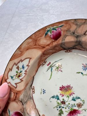 A Chinese famille rose 'Faux-Bois' teapot and three plates, Qianlong — photo 4