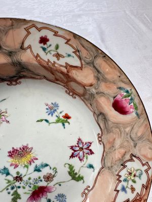 A Chinese famille rose 'Faux-Bois' teapot and three plates, Qianlong — photo 5