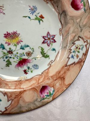 A Chinese famille rose 'Faux-Bois' teapot and three plates, Qianlong — photo 6