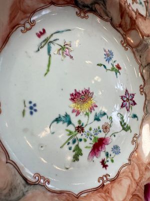 A Chinese famille rose 'Faux-Bois' teapot and three plates, Qianlong — photo 7