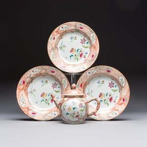 A Chinese famille rose 'Faux-Bois' teapot and three plates, Qianlong — photo 1