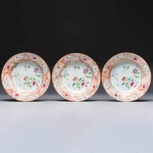 A Chinese famille rose 'Faux-Bois' teapot and three plates, Qianlong — photo 2