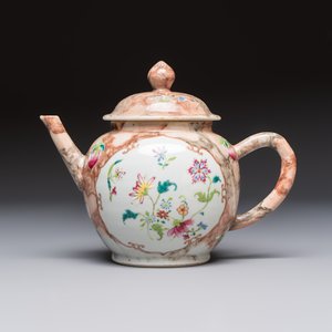 A Chinese famille rose 'Faux-Bois' teapot and three plates, Qianlong — photo 4