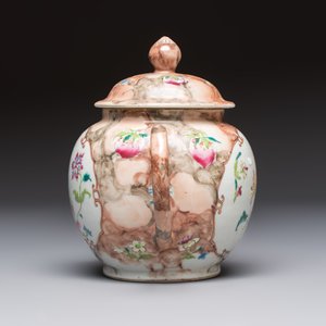 A Chinese famille rose 'Faux-Bois' teapot and three plates, Qianlong — photo 5