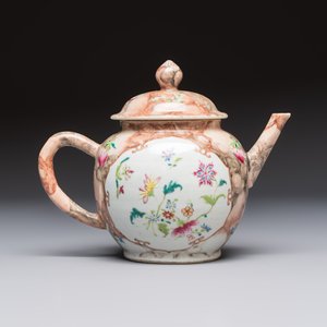 A Chinese famille rose 'Faux-Bois' teapot and three plates, Qianlong — photo 6