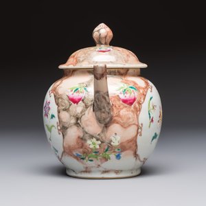A Chinese famille rose 'Faux-Bois' teapot and three plates, Qianlong — photo 7