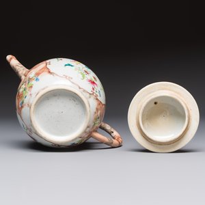 A Chinese famille rose 'Faux-Bois' teapot and three plates, Qianlong — photo 9
