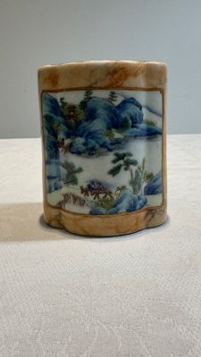 A Chinese famille rose 'faux-marbre' quadrifoil brush pot, Qianlong mark, 19th C. — foto 1