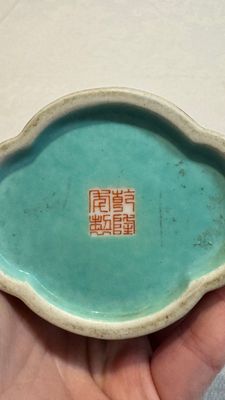 A Chinese famille rose 'faux-marbre' quadrifoil brush pot, Qianlong mark, 19th C. — foto 11