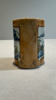 A Chinese famille rose 'faux-marbre' quadrifoil brush pot, Qianlong mark, 19th C. — foto 2