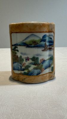 A Chinese famille rose 'faux-marbre' quadrifoil brush pot, Qianlong mark, 19th C. — foto 3