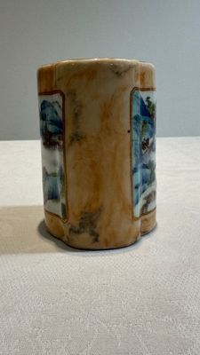 A Chinese famille rose 'faux-marbre' quadrifoil brush pot, Qianlong mark, 19th C. — foto 4