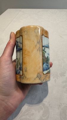A Chinese famille rose 'faux-marbre' quadrifoil brush pot, Qianlong mark, 19th C. — foto 6