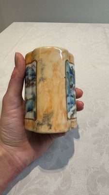 A Chinese famille rose 'faux-marbre' quadrifoil brush pot, Qianlong mark, 19th C. — foto 8