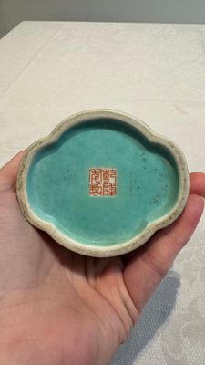 A Chinese famille rose 'faux-marbre' quadrifoil brush pot, Qianlong mark, 19th C. — foto 10