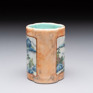 A Chinese famille rose 'faux-marbre' quadrifoil brush pot, Qianlong mark, 19th C. — foto 2