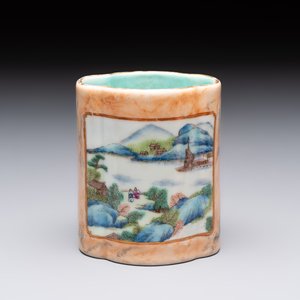 A Chinese famille rose 'faux-marbre' quadrifoil brush pot, Qianlong mark, 19th C. — foto 3