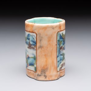 A Chinese famille rose 'faux-marbre' quadrifoil brush pot, Qianlong mark, 19th C. — foto 4