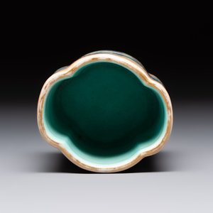 A Chinese famille rose 'faux-marbre' quadrifoil brush pot, Qianlong mark, 19th C. — foto 5