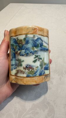A Chinese famille rose 'faux-marbre' quadrifoil brush pot, Qianlong mark, 19th C. — photo 5