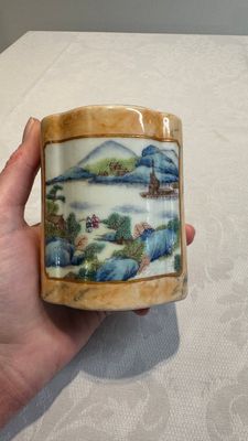 A Chinese famille rose 'faux-marbre' quadrifoil brush pot, Qianlong mark, 19th C. — photo 7
