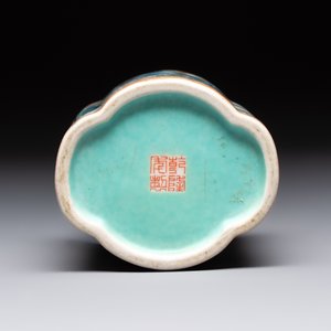 A Chinese famille rose 'faux-marbre' quadrifoil brush pot, Qianlong mark, 19th C. — photo 6