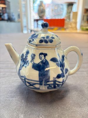 A Chinese famille rose 'Feng Yi Ting 鳳儀亭' teapot and a blue and white teapot with figural design, Yongzheng — 照片 1