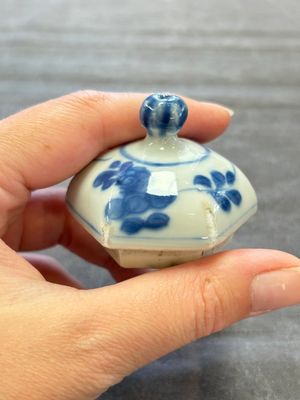 A Chinese famille rose 'Feng Yi Ting 鳳儀亭' teapot and a blue and white teapot with figural design, Yongzheng — 照片 11