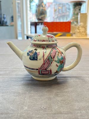 A Chinese famille rose 'Feng Yi Ting 鳳儀亭' teapot and a blue and white teapot with figural design, Yongzheng — 照片 13