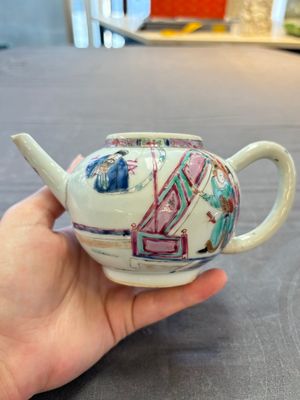 A Chinese famille rose 'Feng Yi Ting 鳳儀亭' teapot and a blue and white teapot with figural design, Yongzheng — 照片 14