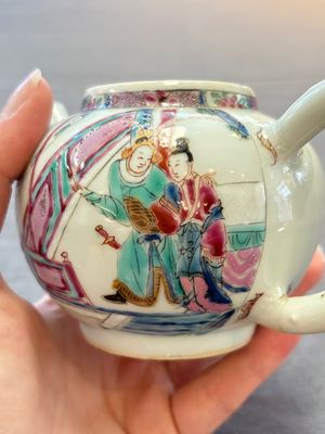 A Chinese famille rose 'Feng Yi Ting 鳳儀亭' teapot and a blue and white teapot with figural design, Yongzheng — 照片 15