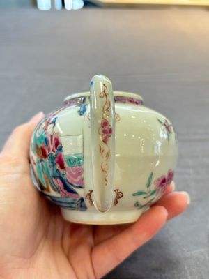 A Chinese famille rose 'Feng Yi Ting 鳳儀亭' teapot and a blue and white teapot with figural design, Yongzheng — 照片 16