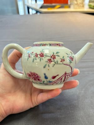 A Chinese famille rose 'Feng Yi Ting 鳳儀亭' teapot and a blue and white teapot with figural design, Yongzheng — 照片 17