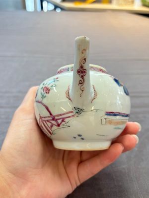 A Chinese famille rose 'Feng Yi Ting 鳳儀亭' teapot and a blue and white teapot with figural design, Yongzheng — 照片 18