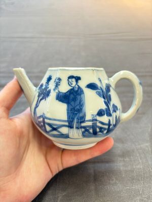 A Chinese famille rose 'Feng Yi Ting 鳳儀亭' teapot and a blue and white teapot with figural design, Yongzheng — 照片 2