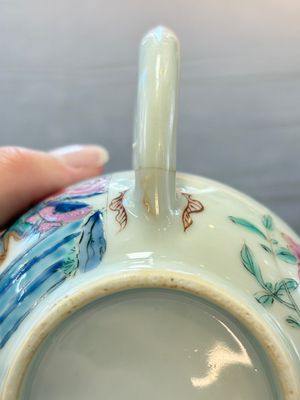 A Chinese famille rose 'Feng Yi Ting 鳳儀亭' teapot and a blue and white teapot with figural design, Yongzheng — 照片 21