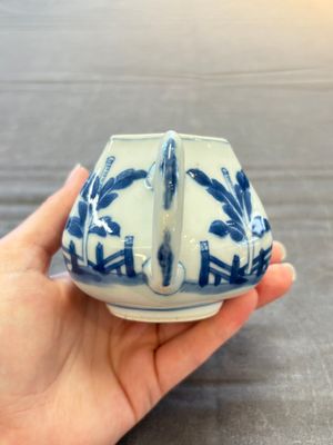 A Chinese famille rose 'Feng Yi Ting 鳳儀亭' teapot and a blue and white teapot with figural design, Yongzheng — 照片 3