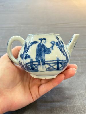 A Chinese famille rose 'Feng Yi Ting 鳳儀亭' teapot and a blue and white teapot with figural design, Yongzheng — 照片 4