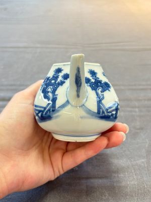 A Chinese famille rose 'Feng Yi Ting 鳳儀亭' teapot and a blue and white teapot with figural design, Yongzheng — 照片 5