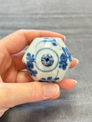 A Chinese famille rose 'Feng Yi Ting 鳳儀亭' teapot and a blue and white teapot with figural design, Yongzheng — 照片 8