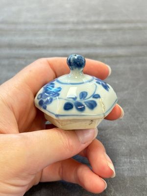 A Chinese famille rose 'Feng Yi Ting 鳳儀亭' teapot and a blue and white teapot with figural design, Yongzheng — 照片 9
