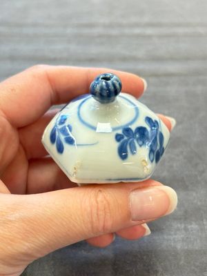A Chinese famille rose 'Feng Yi Ting 鳳儀亭' teapot and a blue and white teapot with figural design, Yongzheng — 照片 10