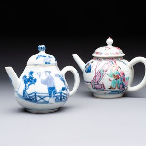 A Chinese famille rose 'Feng Yi Ting 鳳儀亭' teapot and a blue and white teapot with figural design, Yongzheng — 照片 1