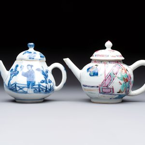 A Chinese famille rose 'Feng Yi Ting 鳳儀亭' teapot and a blue and white teapot with figural design, Yongzheng — 照片 2