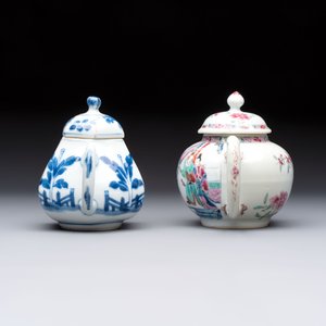 A Chinese famille rose 'Feng Yi Ting 鳳儀亭' teapot and a blue and white teapot with figural design, Yongzheng — 照片 3