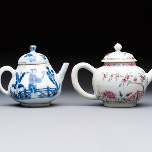 A Chinese famille rose 'Feng Yi Ting 鳳儀亭' teapot and a blue and white teapot with figural design, Yongzheng — 照片 4