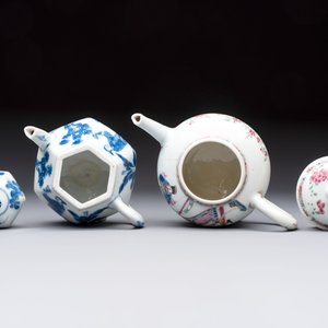 A Chinese famille rose 'Feng Yi Ting 鳳儀亭' teapot and a blue and white teapot with figural design, Yongzheng — 照片 6