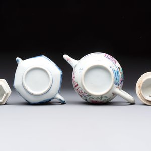 A Chinese famille rose 'Feng Yi Ting 鳳儀亭' teapot and a blue and white teapot with figural design, Yongzheng — 照片 7