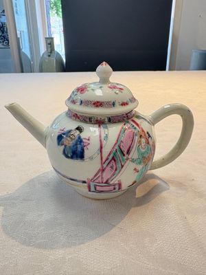 A Chinese famille rose 'Feng Yi Ting 鳳儀亭' teapot, Yongzheng — photo 1