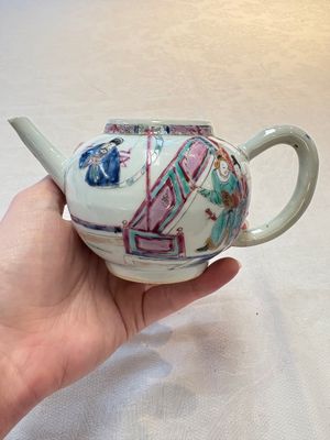 A Chinese famille rose 'Feng Yi Ting 鳳儀亭' teapot, Yongzheng — photo 2